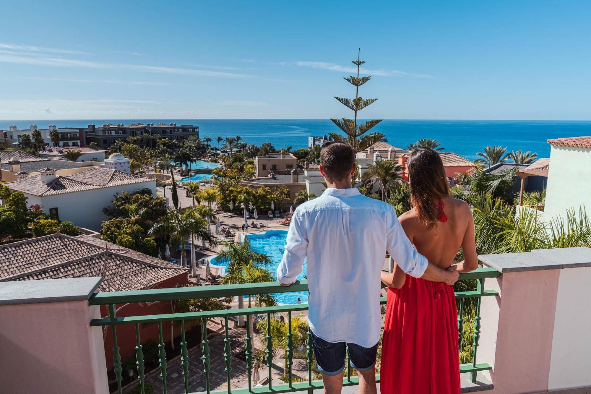 Lopesan Villa Del Conde Resort & Thalasso Мелонерас Экстерьер фото Tourists in Benidorm