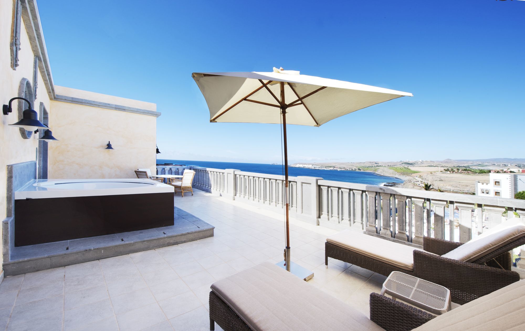 Lopesan Villa Del Conde Resort & Thalasso Мелонерас Экстерьер фото The rooftop pool at the Hotel del Coronado