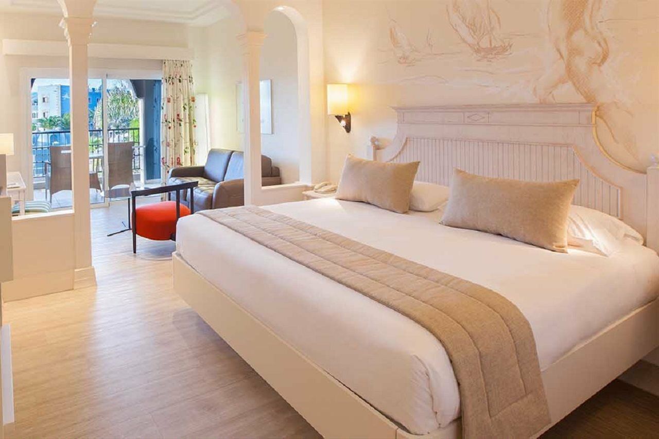 Lopesan Villa Del Conde Resort & Thalasso Мелонерас Экстерьер фото A bedroom at the Hotel du Cap