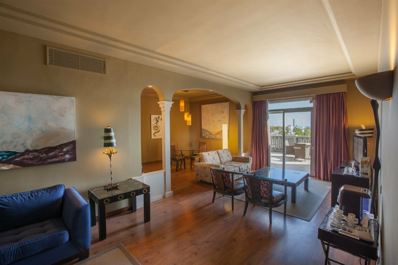 Lopesan Villa Del Conde Resort & Thalasso Мелонерас Экстерьер фото A suite at the Hilton San Diego Bayfront
