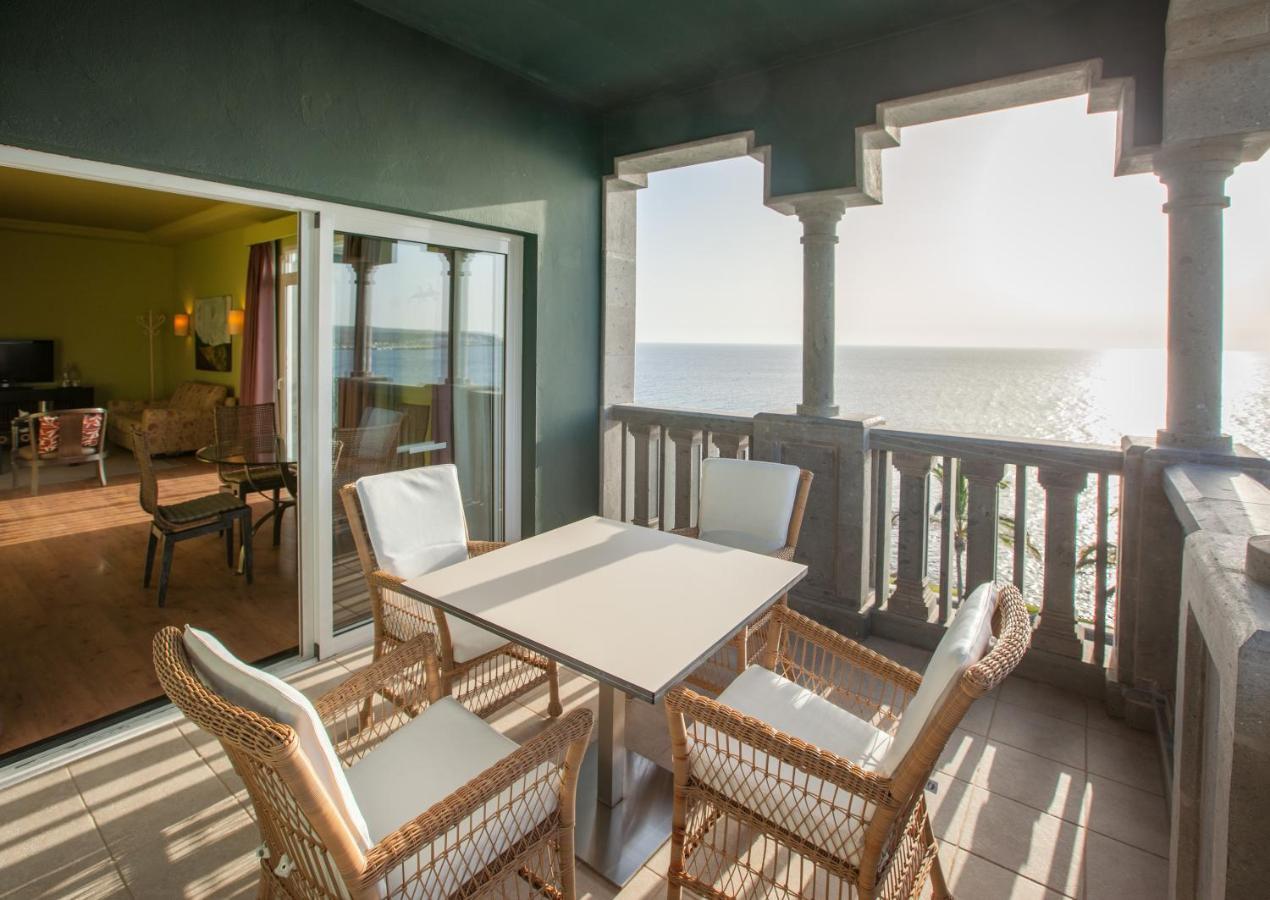 Lopesan Villa Del Conde Resort & Thalasso Мелонерас Экстерьер фото A balcony at the Hilton Head Oceanfront Resort
