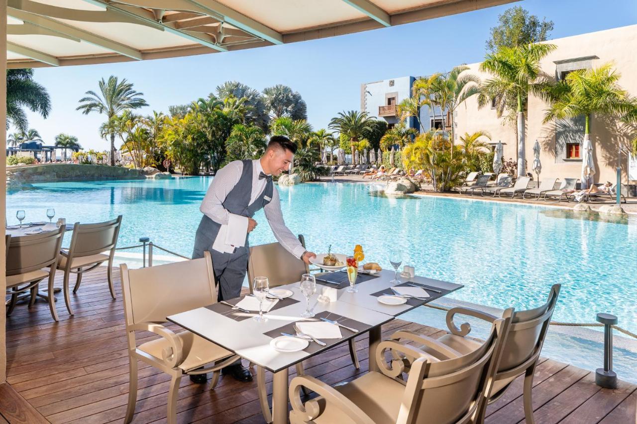 Lopesan Villa Del Conde Resort & Thalasso Мелонерас Экстерьер фото A waiter at work
